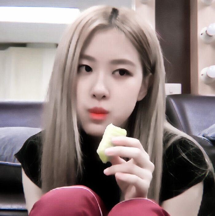 “emmm.玛喜达.”
ROSé
原七词.
白婧婷.