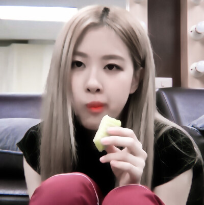 “emmm.玛喜达.”
ROSé
原七词.
白婧婷.