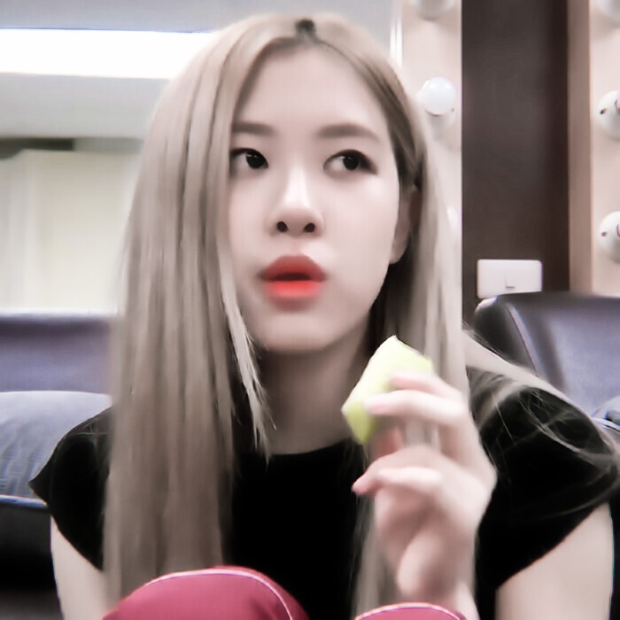 “emmm.玛喜达.”
ROSé
原七词.
白婧婷.