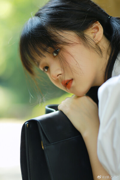 夏天是咸咸的，
出境@至春禾
摄影 @z琼之之之
#重庆约拍##微相册投稿##光影交错美人面##摄影##写真##成都约拍# ​​​ ​​​