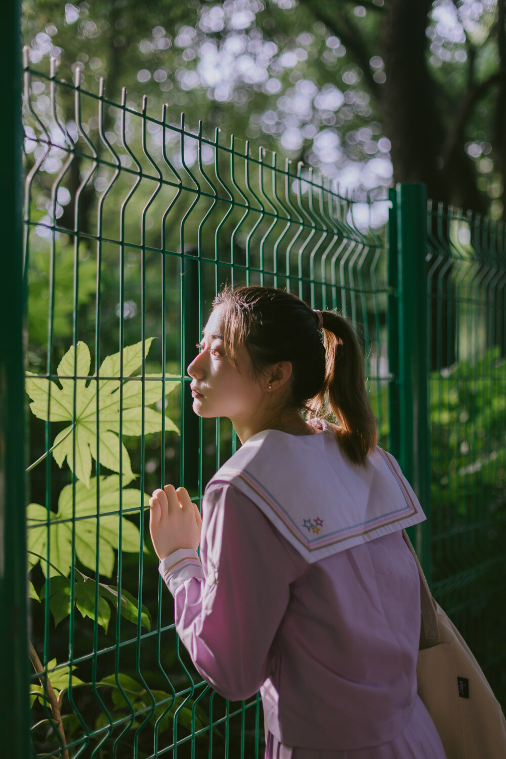 粉色的六月
摄影：洪小漩
出镜：琪琪
六月，大学同学王河载着我和琪琪去家附近拍照，见我站起蹲下矫健如未曾怀孕，他有些佩服。
说来也是奇怪，老公在身边时候，我手不能提，肩不能扛，连弯腰系携带都费劲，只要他不在身边，我简直健步如飞，一个人提着十几斤重的西瓜，一口气上7楼，都不带喘的。
不过，自从进入孕晚期后，敏捷不复存在。反应迟钝，动作都跟着慢了很多。这不，修了那么几张图，前前后后花了一个月的时间。
转眼到了7月，天越来越热，人越来越懒。好想不工作，好想出去玩。