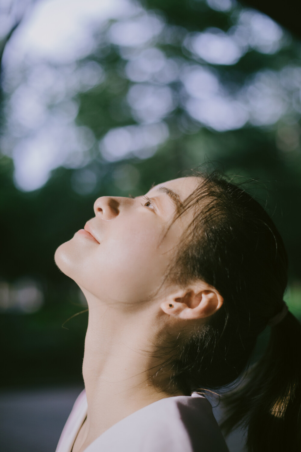 粉色的六月
摄影：洪小漩
出镜：琪琪
六月，大学同学王河载着我和琪琪去家附近拍照，见我站起蹲下矫健如未曾怀孕，他有些佩服。
说来也是奇怪，老公在身边时候，我手不能提，肩不能扛，连弯腰系携带都费劲，只要他不在身边，我简直健步如飞，一个人提着十几斤重的西瓜，一口气上7楼，都不带喘的。
不过，自从进入孕晚期后，敏捷不复存在。反应迟钝，动作都跟着慢了很多。这不，修了那么几张图，前前后后花了一个月的时间。
转眼到了7月，天越来越热，人越来越懒。好想不工作，好想出去玩。