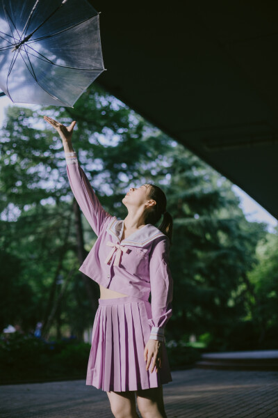 粉色的六月
摄影：洪小漩
出镜：琪琪
六月，大学同学王河载着我和琪琪去家附近拍照，见我站起蹲下矫健如未曾怀孕，他有些佩服。
说来也是奇怪，老公在身边时候，我手不能提，肩不能扛，连弯腰系携带都费劲，只要…