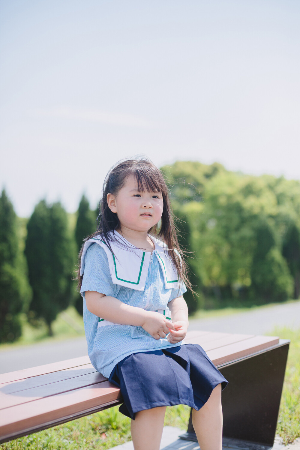 生个可爱的女儿
摄影：洪小漩
出镜：小樱桃
从樱桃出生70天，到现在，她已经三岁多，体重增至40斤。一路来，偶尔的记录，觉得很有趣。
从蹒跚学步，到现在风一般的女子，小樱桃不经意间长大着。
口齿愈发伶俐，已经会大声说不，也会撒娇发脾气，显示出自己的个性。
阿科看着我的肚子，抱有期待，真希望也是个女儿啊。
我们已经商量好了，要是女孩，就用相机拍她，要是男孩，板砖拍起来可能更顺手。