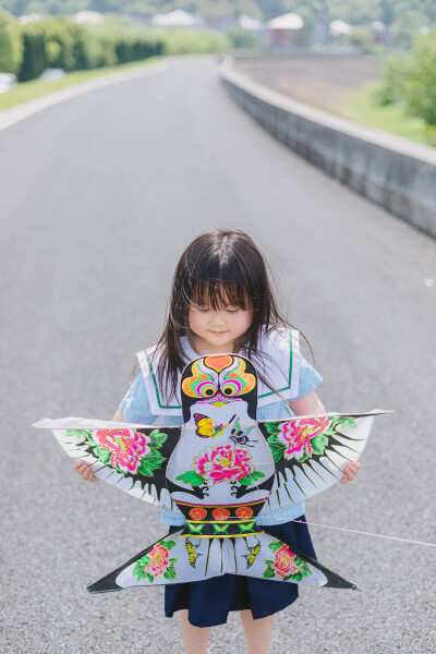 生个可爱的女儿
摄影：洪小漩
出镜：小樱桃
从樱桃出生70天，到现在，她已经三岁多，体重增至40斤。一路来，偶尔的记录，觉得很有趣。
从蹒跚学步，到现在风一般的女子，小樱桃不经意间长大着。
口齿愈发伶俐，…