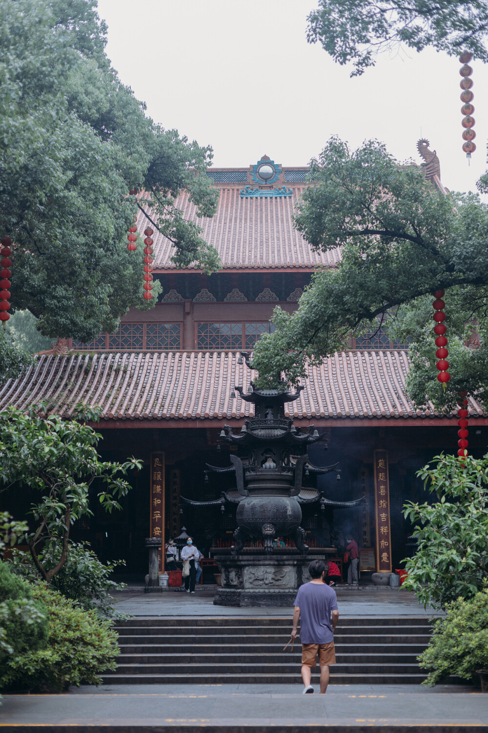 有所求
摄影：洪小漩
场景：上天竺法喜寺
每年都会去上天竺法喜寺进香祈福，较之往年都是在正月，今年特殊情况，便延期到了现如今。
此前，来向菩萨求过家睦，求过姻缘，求过安居，今年只求国泰民安，以及肚子里的宝宝能健康就好。
菩萨一定是听得到。
其实，在出门之前，还和阿科念叨，去求个女儿吧。可是，真正到了菩萨跟前，我们两个持着香，却止住了自己的小心思。无所谓生儿生女，都可。切不可太过贪心。
今天，和陈科走在路上，他说，如果生女儿，那就买20坛女儿红，运回山里爷爷奶奶的老家，封存起来，等闺女出嫁，款待宾朋。若是儿子，就当他替我们省下了酒钱。
我笑笑，知道曾有个算命先生说，他命中开两朵金花。
若这一胎当真是个儿子，算命先生的招牌算是被砸了个稀碎。