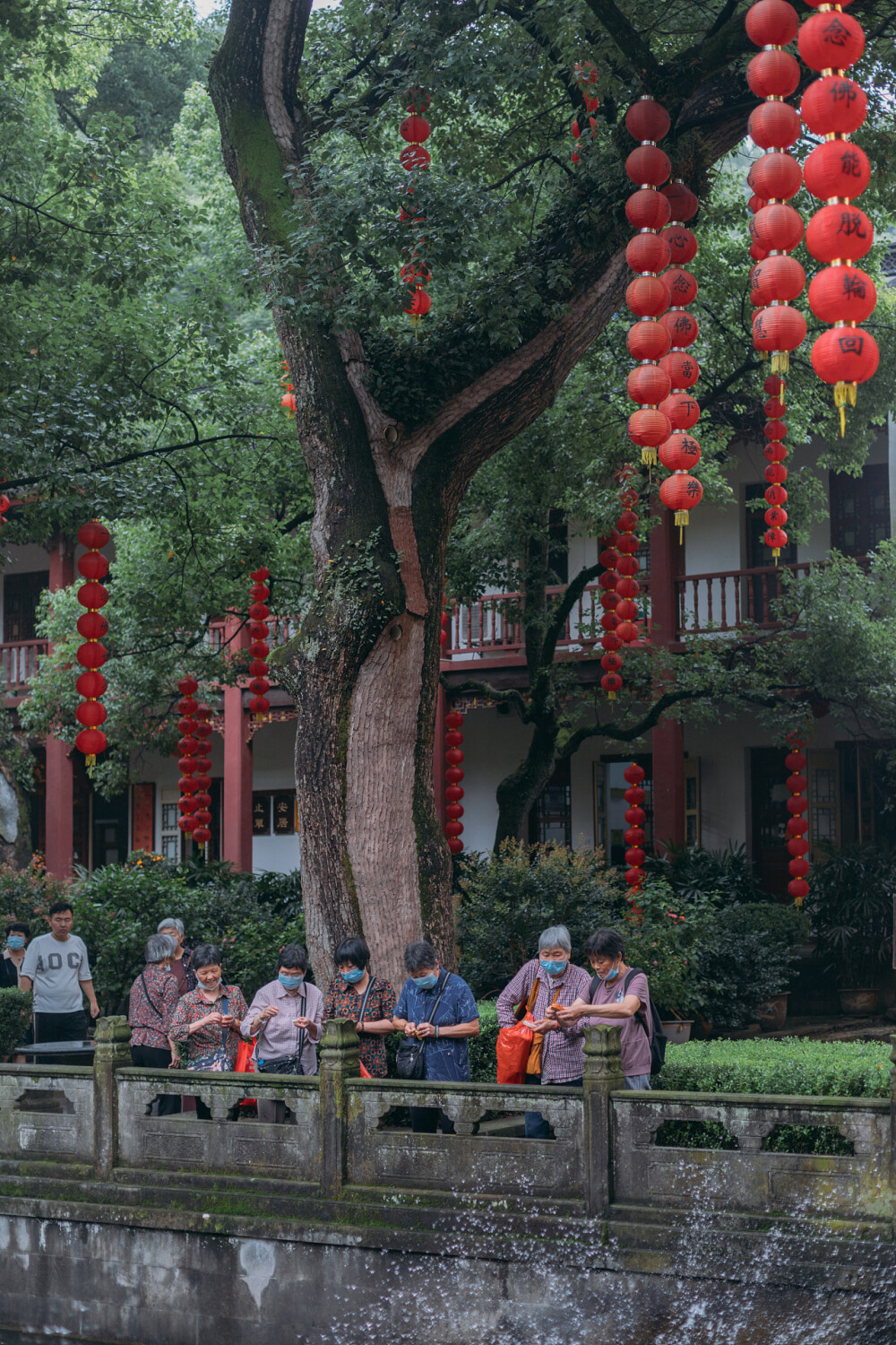 有所求
摄影：洪小漩
场景：上天竺法喜寺
每年都会去上天竺法喜寺进香祈福，较之往年都是在正月，今年特殊情况，便延期到了现如今。
此前，来向菩萨求过家睦，求过姻缘，求过安居，今年只求国泰民安，以及肚子里的宝宝能健康就好。
菩萨一定是听得到。
其实，在出门之前，还和阿科念叨，去求个女儿吧。可是，真正到了菩萨跟前，我们两个持着香，却止住了自己的小心思。无所谓生儿生女，都可。切不可太过贪心。
今天，和陈科走在路上，他说，如果生女儿，那就买20坛女儿红，运回山里爷爷奶奶的老家，封存起来，等闺女出嫁，款待宾朋。若是儿子，就当他替我们省下了酒钱。
我笑笑，知道曾有个算命先生说，他命中开两朵金花。
若这一胎当真是个儿子，算命先生的招牌算是被砸了个稀碎。