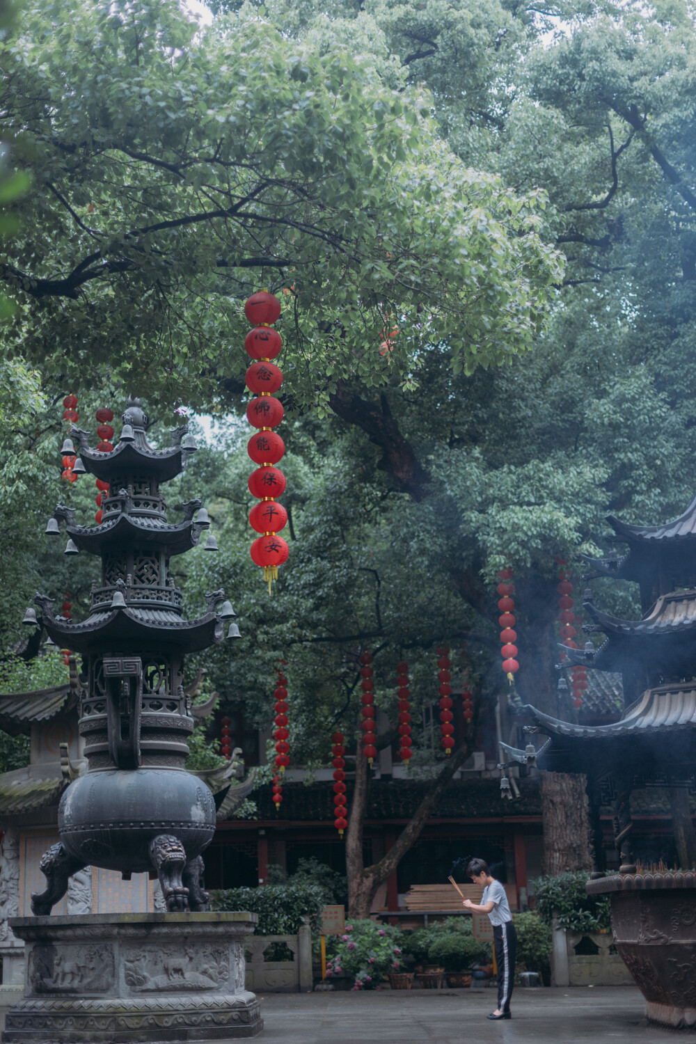 有所求
摄影：洪小漩
场景：上天竺法喜寺
每年都会去上天竺法喜寺进香祈福，较之往年都是在正月，今年特殊情况，便延期到了现如今。
此前，来向菩萨求过家睦，求过姻缘，求过安居，今年只求国泰民安，以及肚子里的宝宝能健康就好。
菩萨一定是听得到。
其实，在出门之前，还和阿科念叨，去求个女儿吧。可是，真正到了菩萨跟前，我们两个持着香，却止住了自己的小心思。无所谓生儿生女，都可。切不可太过贪心。
今天，和陈科走在路上，他说，如果生女儿，那就买20坛女儿红，运回山里爷爷奶奶的老家，封存起来，等闺女出嫁，款待宾朋。若是儿子，就当他替我们省下了酒钱。
我笑笑，知道曾有个算命先生说，他命中开两朵金花。
若这一胎当真是个儿子，算命先生的招牌算是被砸了个稀碎。