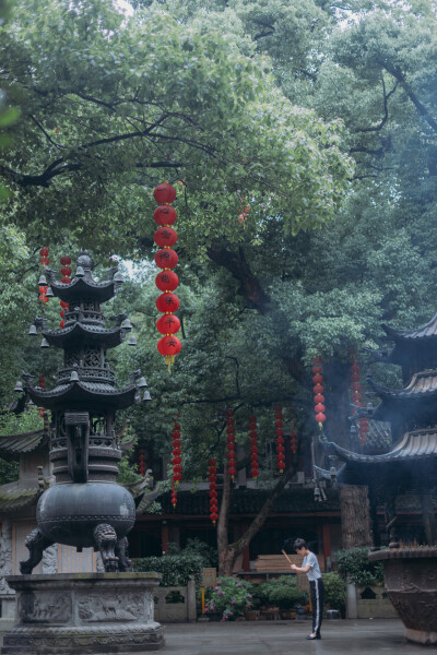 有所求
摄影：洪小漩
场景：上天竺法喜寺
每年都会去上天竺法喜寺进香祈福，较之往年都是在正月，今年特殊情况，便延期到了现如今。
此前，来向菩萨求过家睦，求过姻缘，求过安居，今年只求国泰民安，以及肚子里…