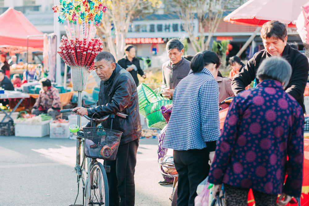 2019年年休假
摄影：洪小漩
接连两天，我妈给我打电话“投诉”，说我爸又给她添堵了。
其实，事情很简单。
第一日，我爸头疼，妈担心是之前手术的后遗症，劝他去医院，他不肯去。
在我和弟弟的远程劝说下，最后老爸不情不愿去了医院。
第二日，妈又来“告状”，说爸不愿在家好好休息，又跑老年协会打牌去了。我再度致电，老爸一边搓着麻将，一边好啦好啦，知道啦知道了地敷衍回复我。
妈妈在电话那头气急败坏，说，我就想让他多歇歇，不要跟公务员上班打卡一样地扎到牌桌上。晚饭后我们就一起沿着河边散散步，回家看看电视，这样不好嘛！他怎么就不听呢。
对此，我也很无奈，只得一而再再而三地给我爸打电话。我知道，女儿的话，他多少还是听进去几分的。
不过，稍微多几句嘴，他便会岔开话题，说什么前段时间枇杷长了一树，可惜我和弟弟都没能回家，他便招呼四邻自己去摘了吃，顶上的几颗则便宜了路过的小鸟。蓝莓也成熟了，今年果子长得很好，滋味不错。说隔壁那片人家的田地，再过个把月桃子也该熟了，你们下次回来估计是端午了吧……
关于我们回家的频率，爸爸是用水果的成熟度和法定节假日来预估的。
没能多回家，是我们做儿女的不