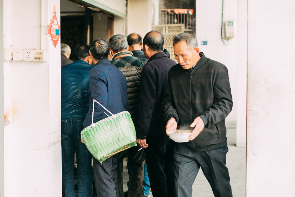 2019年年休假
摄影：洪小漩
接连两天，我妈给我打电话“投诉”，说我爸又给她添堵了。
其实，事情很简单。
第一日，我爸头疼，妈担心是之前手术的后遗症，劝他去医院，他不肯去。
在我和弟弟的远程劝说下，最后老爸不情不愿去了医院。
第二日，妈又来“告状”，说爸不愿在家好好休息，又跑老年协会打牌去了。我再度致电，老爸一边搓着麻将，一边好啦好啦，知道啦知道了地敷衍回复我。
妈妈在电话那头气急败坏，说，我就想让他多歇歇，不要跟公务员上班打卡一样地扎到牌桌上。晚饭后我们就一起沿着河边散散步，回家看看电视，这样不好嘛！他怎么就不听呢。
对此，我也很无奈，只得一而再再而三地给我爸打电话。我知道，女儿的话，他多少还是听进去几分的。
不过，稍微多几句嘴，他便会岔开话题，说什么前段时间枇杷长了一树，可惜我和弟弟都没能回家，他便招呼四邻自己去摘了吃，顶上的几颗则便宜了路过的小鸟。蓝莓也成熟了，今年果子长得很好，滋味不错。说隔壁那片人家的田地，再过个把月桃子也该熟了，你们下次回来估计是端午了吧……
关于我们回家的频率，爸爸是用水果的成熟度和法定节假日来预估的。
没能多回家，是我们做儿女的不