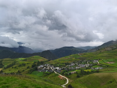 风景壁纸 香格里拉梅里雪山、独克宗、纳帕海依拉草原、金沙江