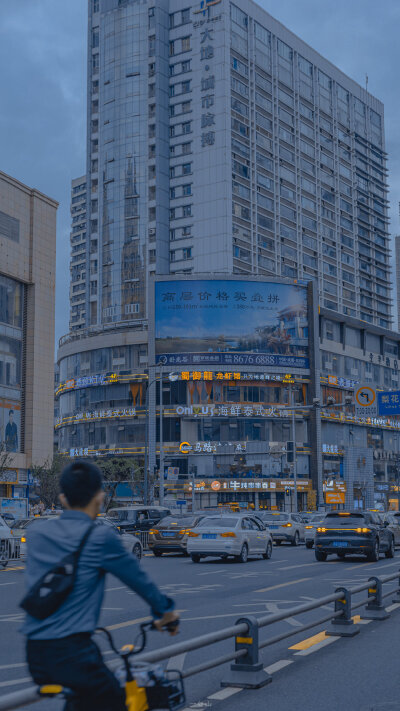 暮色苍白，雨后有车驶来☁️
摄影：@一白山