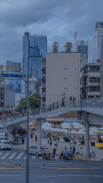 暮色苍白，雨后有车驶来☁️
摄影：@一白山