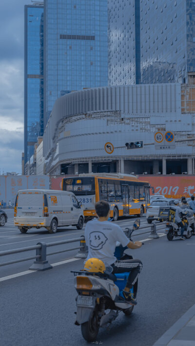 暮色苍白，雨后有车驶来☁️
摄影：@一白山