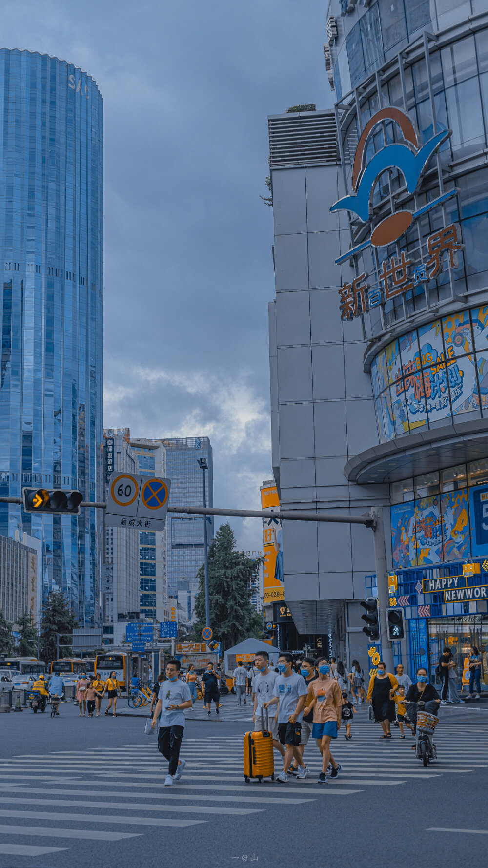 暮色苍白，雨后有车驶来☁️
摄影：@一白山