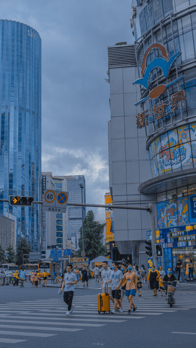 暮色苍白，雨后有车驶来☁️
摄影：@一白山