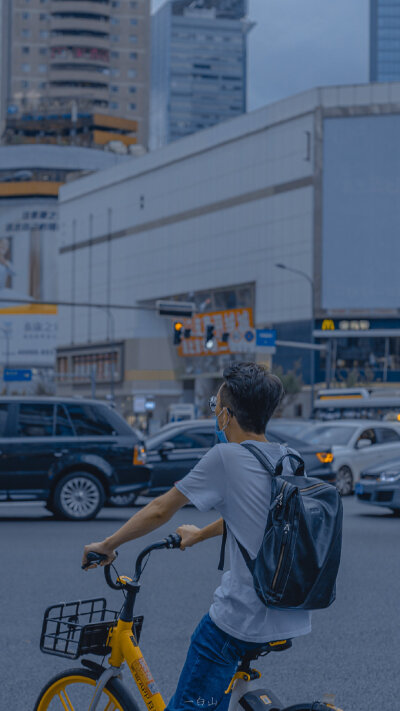 暮色苍白，雨后有车驶来☁️
摄影：@一白山