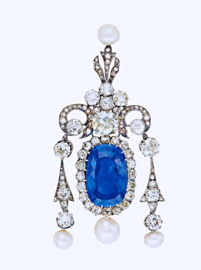 古董蓝宝石、钻石及天然珍珠胸针
约1890年
枕形改良明亮式切割蓝宝石重约46.99克拉
配镶钻石及天然珍珠