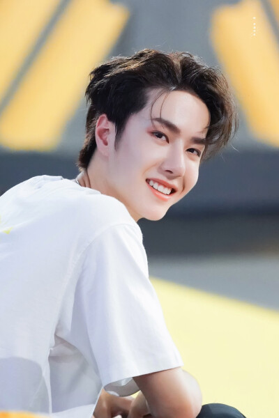 190720 极限青春总决赛 @UNIQ-王一博 cr:logo