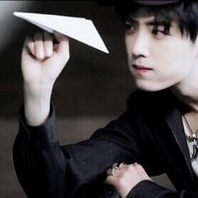 肖战#头像
若我能飞，亿万星河都为你摘下
若我沉坠，银河可还你数尽明媚
若我深潜，捞起鲸骨作你的轿辇
若我离去，人海间忆你容貌轻浅
