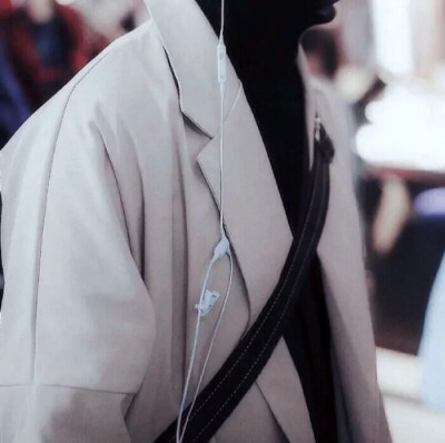 肖战#头像
若我能飞，亿万星河都为你摘下
若我沉坠，银河可还你数尽明媚
若我深潜，捞起鲸骨作你的轿辇
若我离去，人海间忆你容貌轻浅
