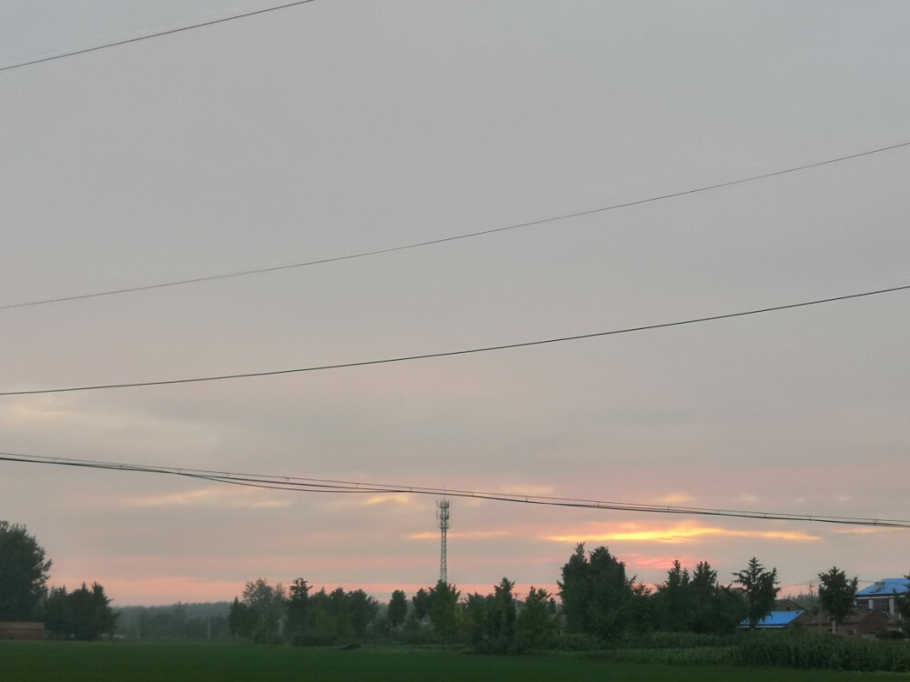 日落没看到，但是今天份落日余晖也很美！
家门口的风景也能带给你别样的感触！