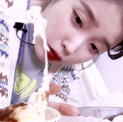  “月亮从不属于任何一个人 但在某一刻 他的光真实的照亮了我。”