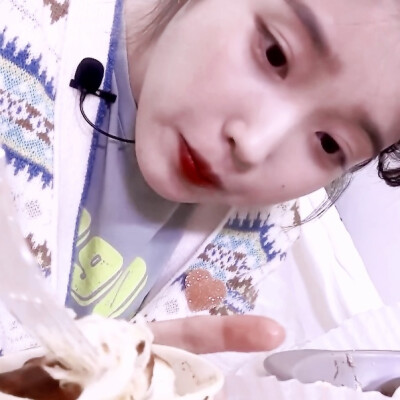  “月亮从不属于任何一个人 但在某一刻 他的光真实的照亮了我。”