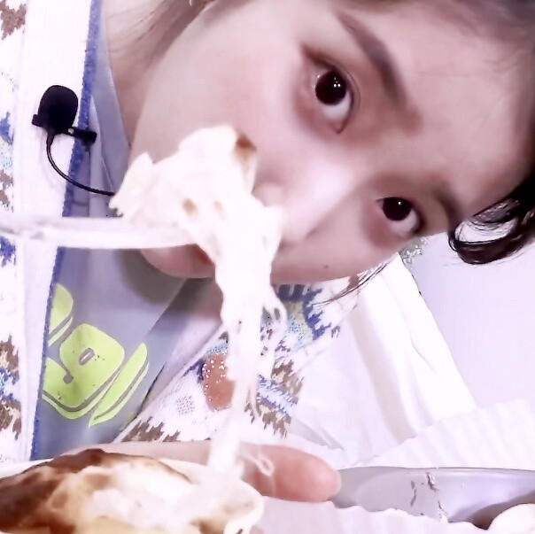  “月亮从不属于任何一个人 但在某一刻 他的光真实的照亮了我。”