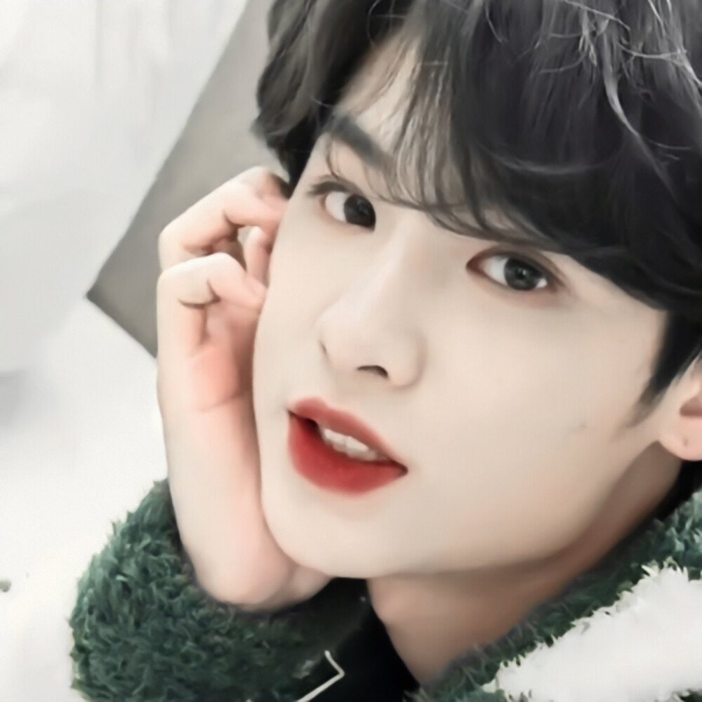 他托着腮笑面盈盈地看着你，打量你精致的五官，你一时羞红了脸，“看着我干什么。”
“看你好看啊。”
黄明昊/©宋欢妤/原截小昊即正义