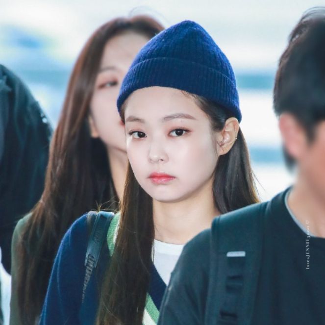 戴帽子的jennie