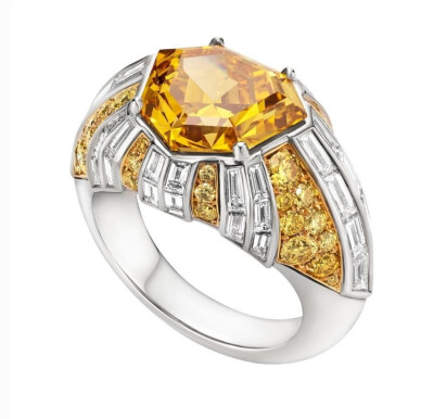 Raggio di Luce 铂金戒指，by BVLGARI
镶嵌一颗5.02ct的盾形切割黄钻，达到 Fancy Vivid Yellow-Orange 色级，点缀圆形切割黄钻和阶梯形切割钻石。