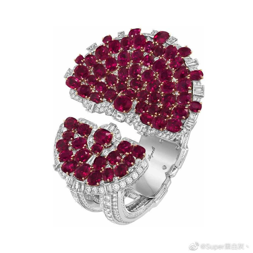 Van Cleef & Arpels 推出3件新高级珠宝作品，分别以祖母绿、红宝石和钻石为主石，致敬品牌历史上的3位重要顾客。 ​​​