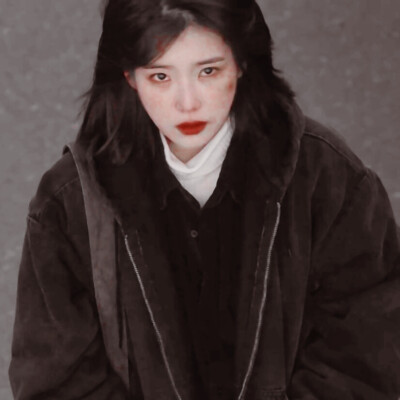  # IU
“你一定要站在自己所热爱的世界里，闪闪发光。”
For <社会酷盖李至安>
©®沉沦_7。