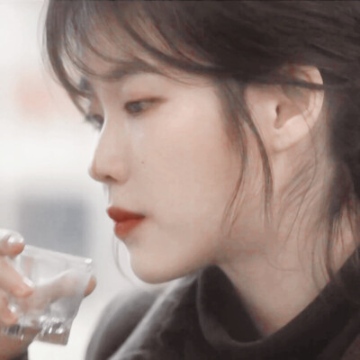  # IU
“你一定要站在自己所热爱的世界里，闪闪发光。”
For <社会酷盖李至安>
©®沉沦_7。