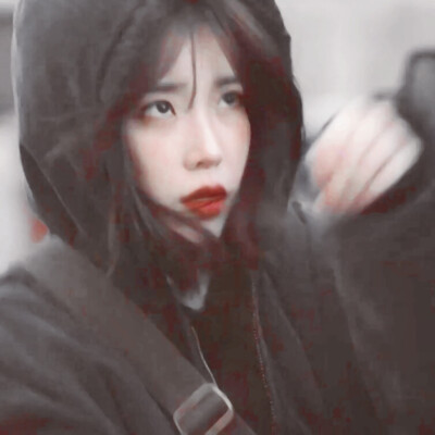  # IU
“你一定要站在自己所热爱的世界里，闪闪发光。”
For <社会酷盖李至安>
©®沉沦_7。