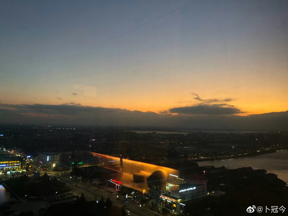 天空背景
向日葵只有一个太阳，而太阳有好多向日葵。
今天是我来堆塘的第1天，第1个月目标粉丝到50加油。