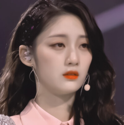 戚砚笛
原截：酒酿桃子
拿图看简介