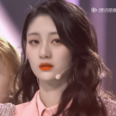 戚砚笛
原截：酒酿桃子
拿图看简介