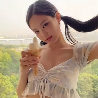 BLACKPINK全员冰淇淋自拍照.