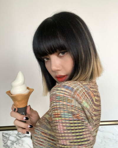 BLACKPINK全员冰淇淋自拍照.