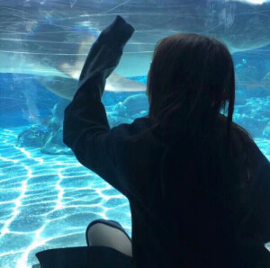 1、为你暖一盏茶，晚风微扬时勿忘回家

2、我待你和别人不同，你却始终都不懂。那是你和我的倾城时光，虽然坎坷，虽然彷徨，可只因有幸遇到唯一一个你，携手共度，一切才变得那么的与众不同。

3、即使以后不再同路，但能够与你并肩走一段实属有幸，一定要闪闪发光哦，在我看不到得地方也是。

4、我嫉妒你身边每一个无关紧要的人，他们就这样轻而易举，见到我朝思暮想的你。”

5、不管你经历过多痛的事。到最后都会渐渐遗忘。因为，没有什么能敌得过时光。

6、愿所有的不安，都是虚惊一场。

7、在我们那个年代张曼玉讲过一句很厉害的话，‘我觉得美不是一切，它很浪费人生。美要加上滋味、加上开心、加上别的东西，才是人生的美满’。你要趁年轻，去吃，去爱，去幻想，去丰富内核，去构建的正确的审美观。


8、如果事与愿违，请一定相信是上天另有安排。

9、你也一定会是某个人翘首以盼的惊喜

10、生活总是让我们遍体鳞伤，但到后来，那些受伤的地方一定会变成我们最强壮的地方。

       dt战妍（句源来与浏览器）
       拿句dd