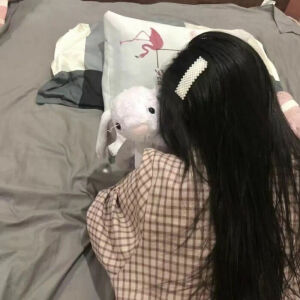 1、为你暖一盏茶，晚风微扬时勿忘回家

2、我待你和别人不同，你却始终都不懂。那是你和我的倾城时光，虽然坎坷，虽然彷徨，可只因有幸遇到唯一一个你，携手共度，一切才变得那么的与众不同。

3、即使以后不再同路，但能够与你并肩走一段实属有幸，一定要闪闪发光哦，在我看不到得地方也是。

4、我嫉妒你身边每一个无关紧要的人，他们就这样轻而易举，见到我朝思暮想的你。”

5、不管你经历过多痛的事。到最后都会渐渐遗忘。因为，没有什么能敌得过时光。

6、愿所有的不安，都是虚惊一场。

7、在我们那个年代张曼玉讲过一句很厉害的话，‘我觉得美不是一切，它很浪费人生。美要加上滋味、加上开心、加上别的东西，才是人生的美满’。你要趁年轻，去吃，去爱，去幻想，去丰富内核，去构建的正确的审美观。


8、如果事与愿违，请一定相信是上天另有安排。

9、你也一定会是某个人翘首以盼的惊喜

10、生活总是让我们遍体鳞伤，但到后来，那些受伤的地方一定会变成我们最强壮的地方。

       dt战妍（句源来与浏览器）
       拿句dd