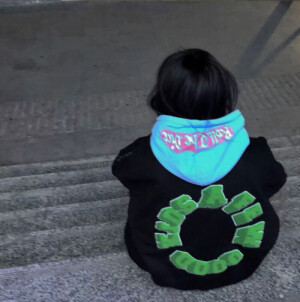 1、为你暖一盏茶，晚风微扬时勿忘回家

2、我待你和别人不同，你却始终都不懂。那是你和我的倾城时光，虽然坎坷，虽然彷徨，可只因有幸遇到唯一一个你，携手共度，一切才变得那么的与众不同。

3、即使以后不再同路，但能够与你并肩走一段实属有幸，一定要闪闪发光哦，在我看不到得地方也是。

4、我嫉妒你身边每一个无关紧要的人，他们就这样轻而易举，见到我朝思暮想的你。”

5、不管你经历过多痛的事。到最后都会渐渐遗忘。因为，没有什么能敌得过时光。

6、愿所有的不安，都是虚惊一场。

7、在我们那个年代张曼玉讲过一句很厉害的话，‘我觉得美不是一切，它很浪费人生。美要加上滋味、加上开心、加上别的东西，才是人生的美满’。你要趁年轻，去吃，去爱，去幻想，去丰富内核，去构建的正确的审美观。


8、如果事与愿违，请一定相信是上天另有安排。

9、你也一定会是某个人翘首以盼的惊喜

10、生活总是让我们遍体鳞伤，但到后来，那些受伤的地方一定会变成我们最强壮的地方。

       dt战妍（句源来与浏览器）
       拿句dd