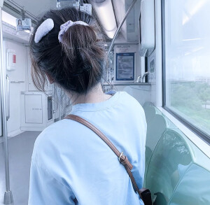 1、为你暖一盏茶，晚风微扬时勿忘回家

2、我待你和别人不同，你却始终都不懂。那是你和我的倾城时光，虽然坎坷，虽然彷徨，可只因有幸遇到唯一一个你，携手共度，一切才变得那么的与众不同。

3、即使以后不再同路，但能够与你并肩走一段实属有幸，一定要闪闪发光哦，在我看不到得地方也是。

4、我嫉妒你身边每一个无关紧要的人，他们就这样轻而易举，见到我朝思暮想的你。”

5、不管你经历过多痛的事。到最后都会渐渐遗忘。因为，没有什么能敌得过时光。

6、愿所有的不安，都是虚惊一场。

7、在我们那个年代张曼玉讲过一句很厉害的话，‘我觉得美不是一切，它很浪费人生。美要加上滋味、加上开心、加上别的东西，才是人生的美满’。你要趁年轻，去吃，去爱，去幻想，去丰富内核，去构建的正确的审美观。


8、如果事与愿违，请一定相信是上天另有安排。

9、你也一定会是某个人翘首以盼的惊喜

10、生活总是让我们遍体鳞伤，但到后来，那些受伤的地方一定会变成我们最强壮的地方。

       dt战妍（句源来与浏览器）
       拿句dd