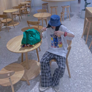 1、为你暖一盏茶，晚风微扬时勿忘回家

2、我待你和别人不同，你却始终都不懂。那是你和我的倾城时光，虽然坎坷，虽然彷徨，可只因有幸遇到唯一一个你，携手共度，一切才变得那么的与众不同。

3、即使以后不再同路，但能够与你并肩走一段实属有幸，一定要闪闪发光哦，在我看不到得地方也是。

4、我嫉妒你身边每一个无关紧要的人，他们就这样轻而易举，见到我朝思暮想的你。”

5、不管你经历过多痛的事。到最后都会渐渐遗忘。因为，没有什么能敌得过时光。

6、愿所有的不安，都是虚惊一场。

7、在我们那个年代张曼玉讲过一句很厉害的话，‘我觉得美不是一切，它很浪费人生。美要加上滋味、加上开心、加上别的东西，才是人生的美满’。你要趁年轻，去吃，去爱，去幻想，去丰富内核，去构建的正确的审美观。


8、如果事与愿违，请一定相信是上天另有安排。

9、你也一定会是某个人翘首以盼的惊喜

10、生活总是让我们遍体鳞伤，但到后来，那些受伤的地方一定会变成我们最强壮的地方。

       dt战妍（句源来与浏览器）
       拿句dd