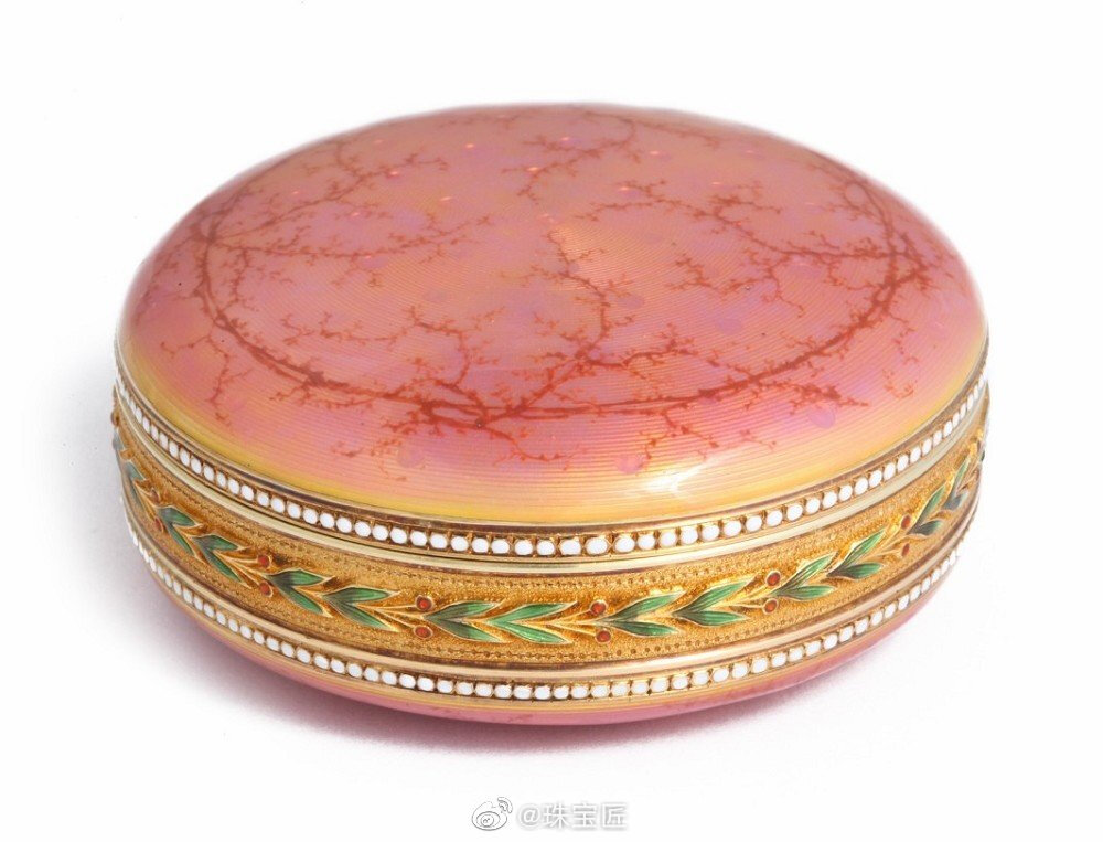  Pink Trellis Box 梳妆盒，by Fabergé，约1899年，from A La Vieille Russie，表面绘有粉色玑镂珐琅（Guilloché Enamel）