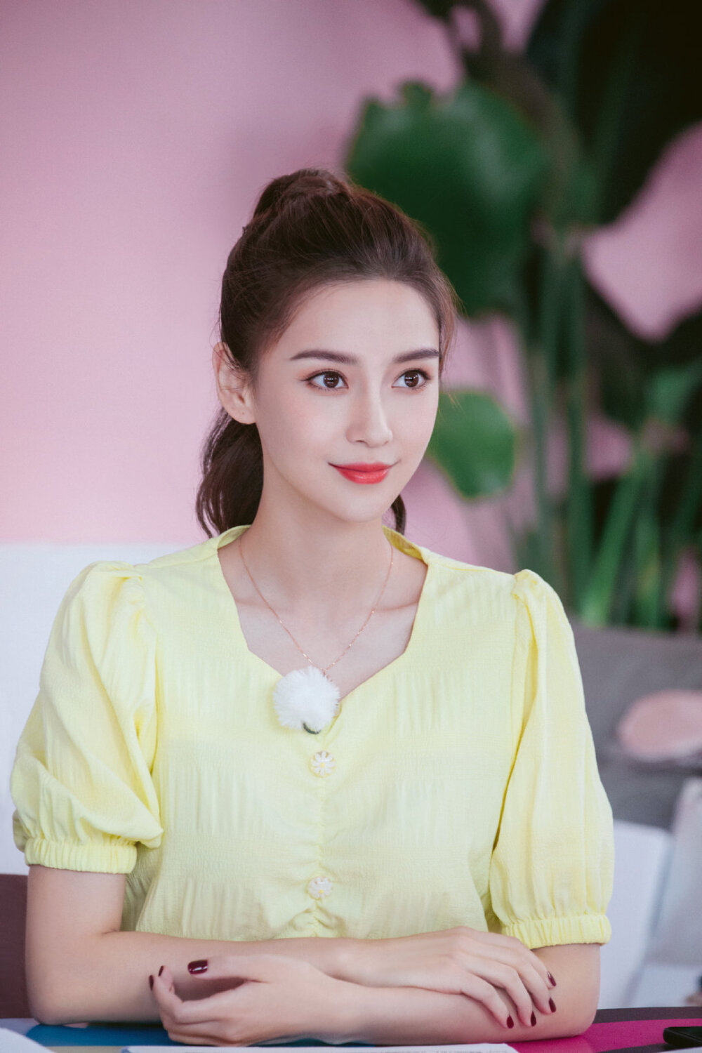 杨颖（Angelababy），1989年2月28日出生于上海市，华语影视女演员、时尚模特。2003年，Angelababy以模特身份在香港出道。2007年，她开始将工作重心转向大银幕。2011年在爱情片《夏日乐悠悠》中首次担任女主角。2012年凭借言情片《第一次》获得第13届华语电影传媒大奖最受瞩目女演员奖。2014年凭借真人秀《奔跑吧兄弟》赢得广泛关注；同年，她还因出演古装片《狄仁杰之神都龙王》获得第21届北京大学生电影节最受欢迎女演员奖。2015年，其主演的冒险片《鬼吹灯之寻龙诀》票房突破16亿人民币，而她也凭借该片获得第33届大众电影百花奖最佳女配角奖。2017年其主演的古装剧《孤芳不自赏》取得全国同时段电视剧收视冠军。创业时代。