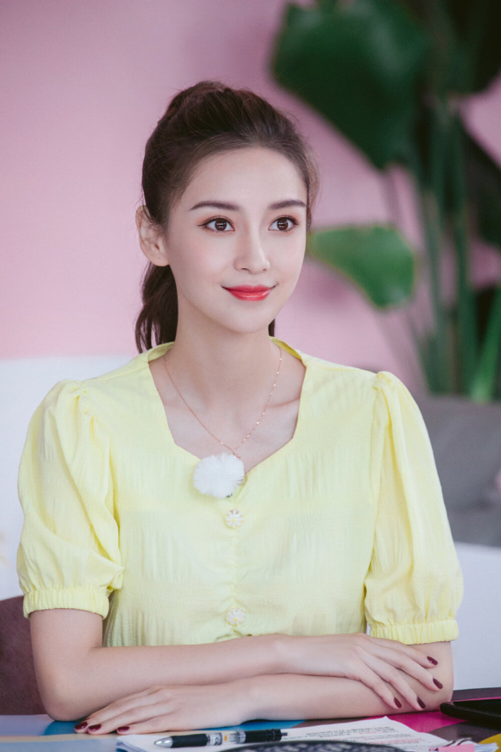 杨颖（Angelababy），1989年2月28日出生于上海市，华语影视女演员、时尚模特。2003年，Angelababy以模特身份在香港出道。2007年，她开始将工作重心转向大银幕。2011年在爱情片《夏日乐悠悠》中首次担任女主角。2012年凭借言情片《第一次》获得第13届华语电影传媒大奖最受瞩目女演员奖。2014年凭借真人秀《奔跑吧兄弟》赢得广泛关注；同年，她还因出演古装片《狄仁杰之神都龙王》获得第21届北京大学生电影节最受欢迎女演员奖。2015年，其主演的冒险片《鬼吹灯之寻龙诀》票房突破16亿人民币，而她也凭借该片获得第33届大众电影百花奖最佳女配角奖。2017年其主演的古装剧《孤芳不自赏》取得全国同时段电视剧收视冠军。创业时代。